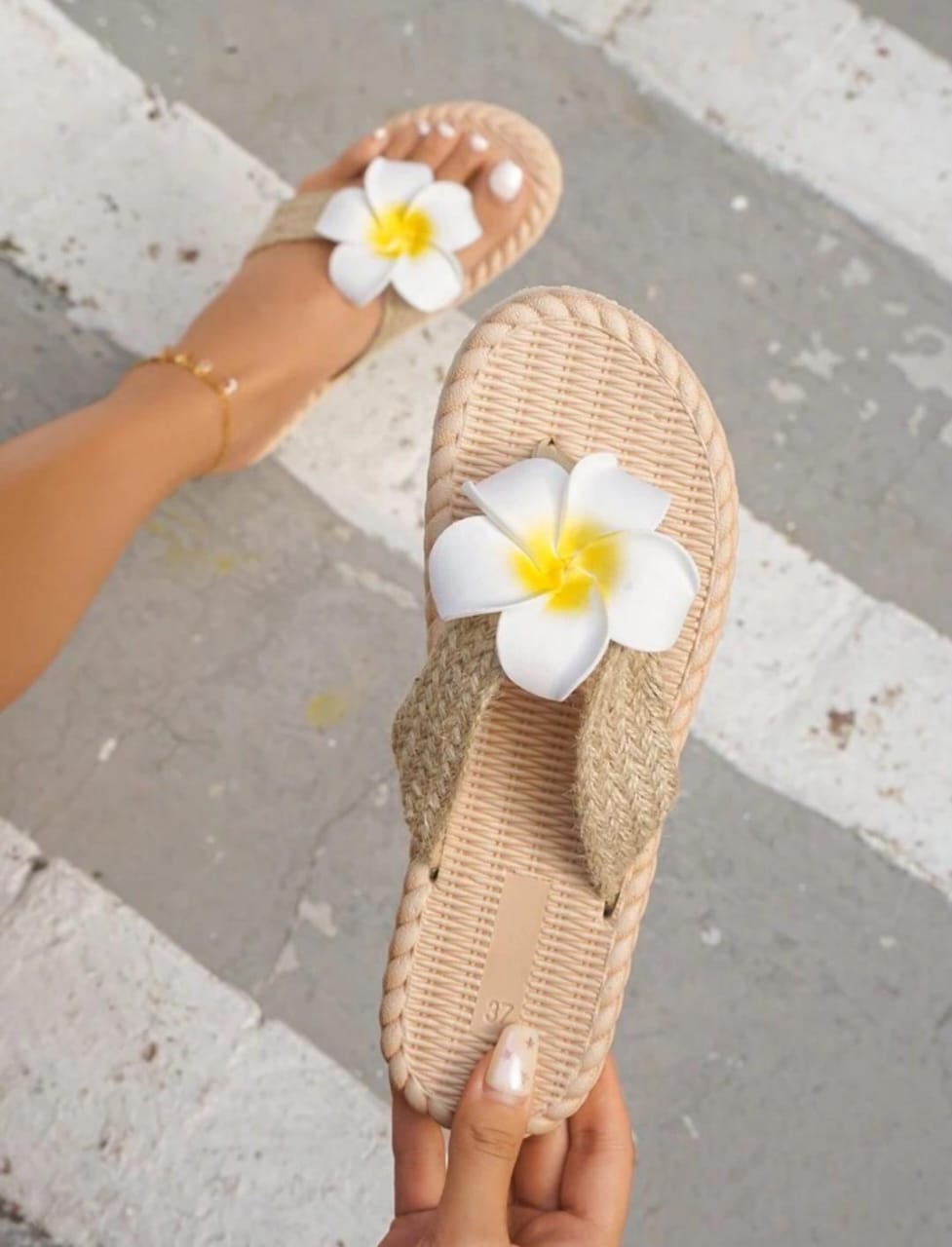 🌺 Women’s Tropical Flower Woven Flip-Flops